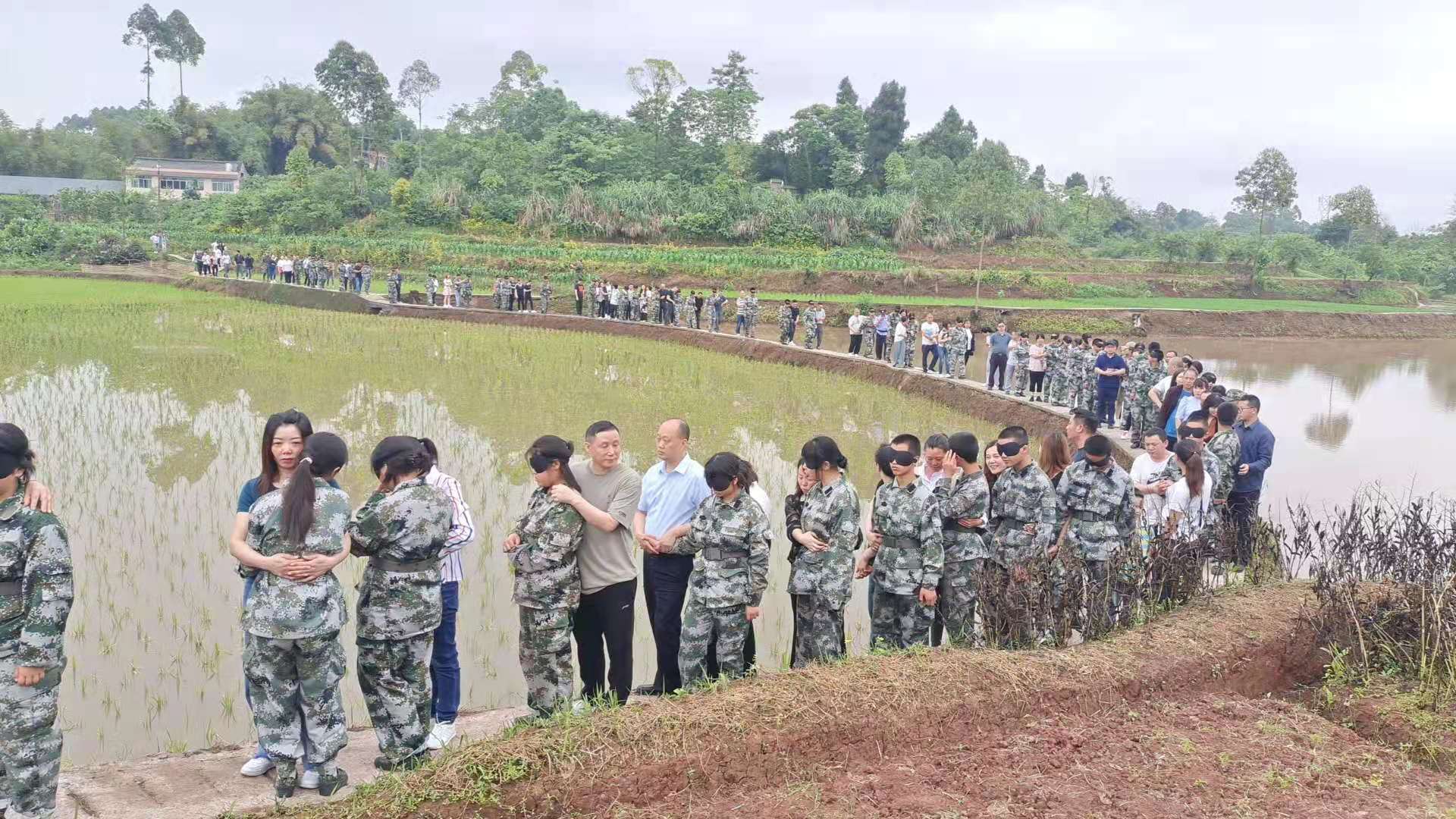 風雨人生路，孩子攙扶着父母共同成長(cháng)